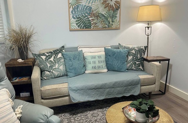 3-bedroom Cozy cottage in Eau Gallie District, POOL,Pickleball/basketball courts