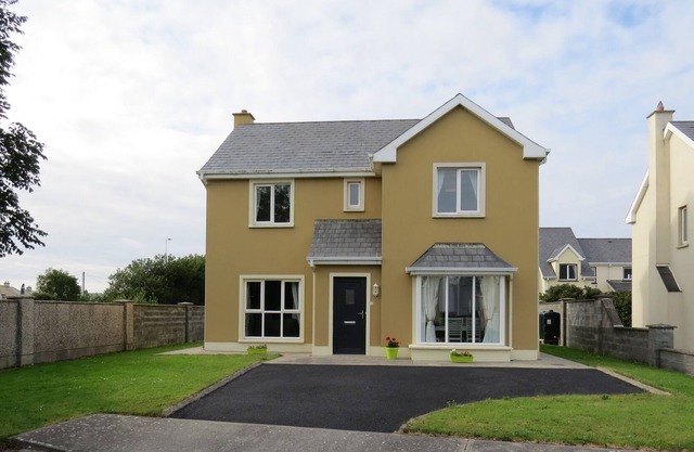 3 bedroom detached with private parking