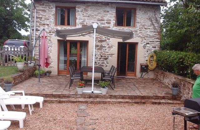 3 bedroom house with private solar heated pool, set in a Historic National Park