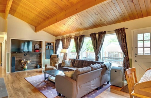 3 Bedroom Home in beautiful Vancouver, WA. Driveway park with E-Car Charger.
