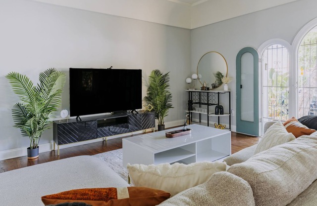 3 bedroom home in downtown long beach with dedicated work spaces