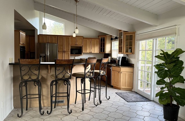 3 bedroom house 3 miles from Fort Stevens State Park and 9 miles from Astoria.