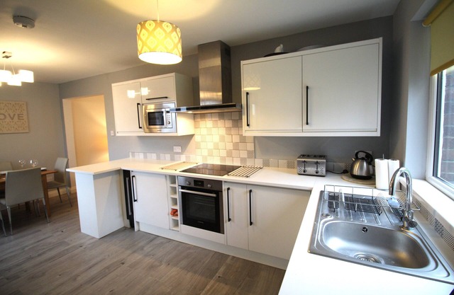 3 Bedroom House - Fully Refurbished Throughout - New Kitchen & Bathroom