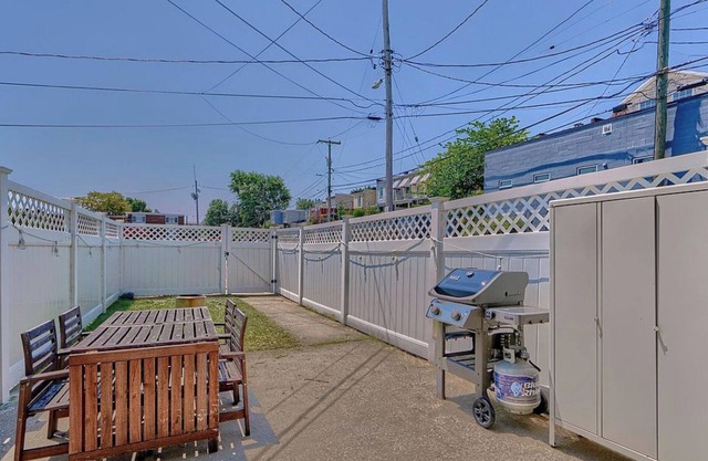3-bedroom house in charming Baltimore with AC, WiFi, fitness room