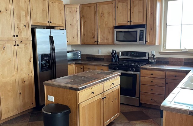 3-bedroom house in cool Gypsum with WiFi, AC. Enjoy your stay
