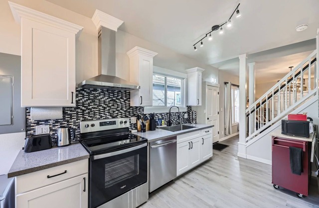 3-bedroom house in delightful Everett with WiFi, fitness room