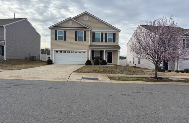 3-bedroom house in enchanting Dallas NC with AC, fitness and more