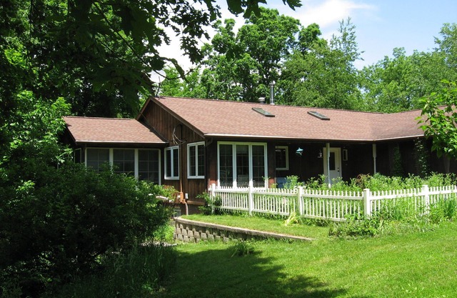 3 Bedroom House in Rural Setting but close to Iowa City/Solon