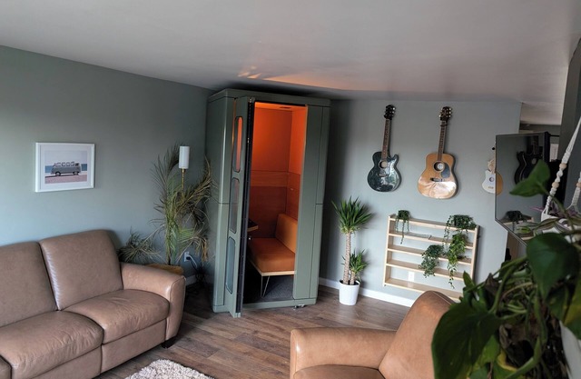 3-bedroom house in tranquil Lakewood with WiFi, AC, and salt water hot tub.