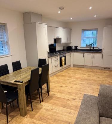 3 Bedroom House with free on site Parking next to the Canal