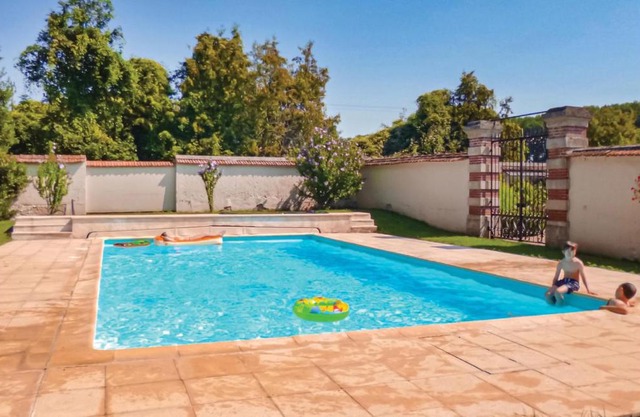 3 Bedroom Lovely Apartment In Ocquerre