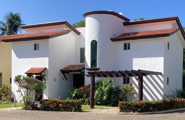 3 Bedroom Luxury Villa 5 min walk to 5th ave and Beach