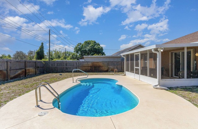 3-bedroom pool house in Palm Bay in quiet neighborhood