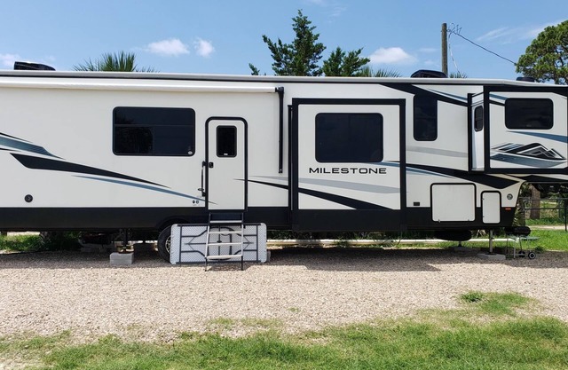 3-bedroom RV in charming Dark Island Perry Fl with AC, WiFi. Enjoy a cozy stay