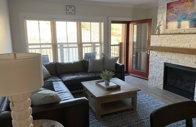 3 Bedroom Slope-side Condo at Cranmore Mountain. Minutes to Storyland!