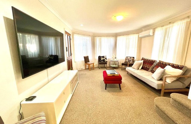 3 Bedroom Town house near Gosford CBD Sleeps 6 plus
