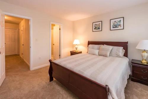 3 Bedroom Townhouse 8 Miles to Washington DC