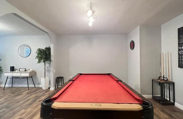 3 bedroom w Swimming pool and billiards table