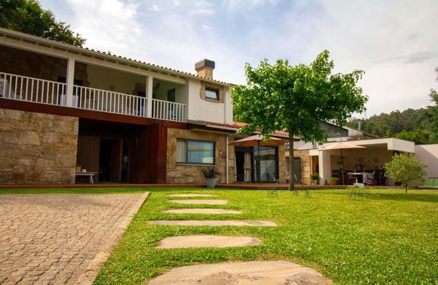 3 bedrooms house with enclosed garden and wifi at Gondiaes