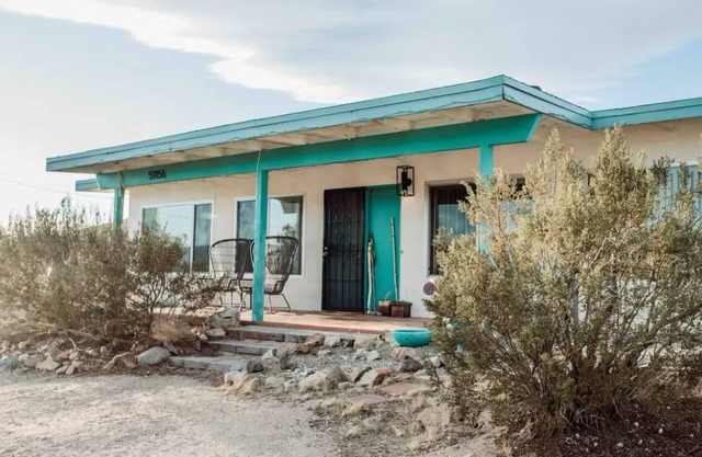 3-beds in a cabin in fabulous Yucca Valley with swamp cooler, WiFi