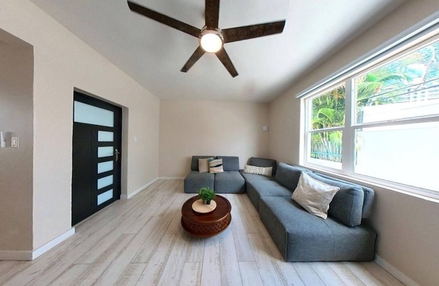 3 Blocks from the beach with backup power 3 bed- 2 bath