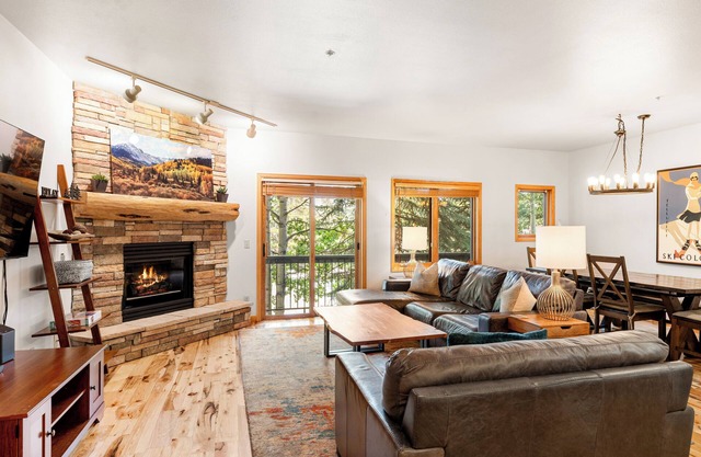 3 blocks to Main, Ski or Hike In/Out