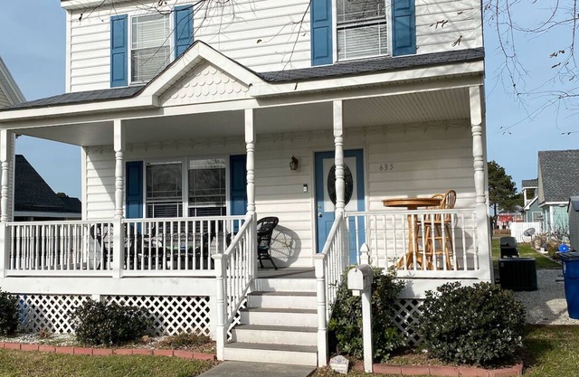 3 BR 1.5 BA on Jefferson Ave, fenced yard