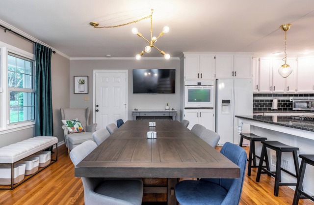 3 BR 2 bath 5 beds! sleeps 8. Pool, hot tub oasis in LEX