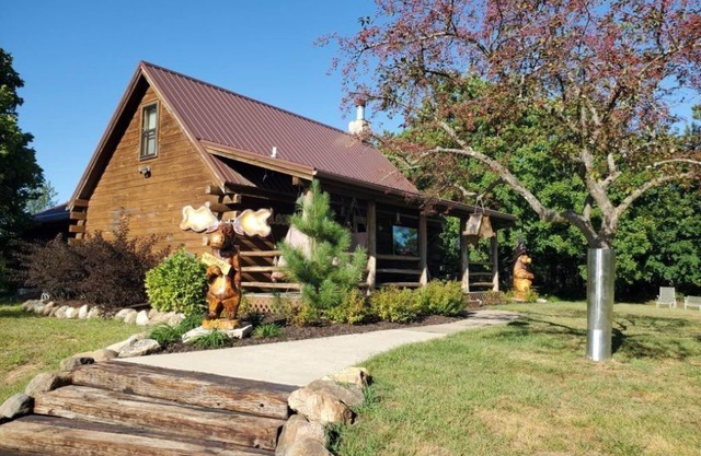 3 BR Cabin on 80 Acres with Hiking, ATV, Horse Trails WiFi, AC, Fishing Pond