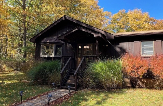 3-BR Cottage w/Game Room, Firepits, Lake Nearby in Highland Lake