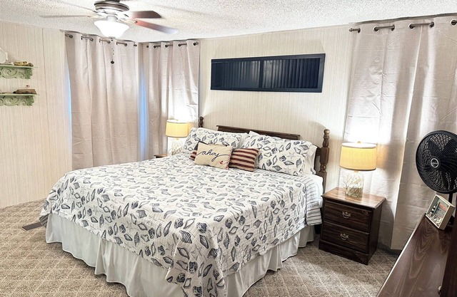 3-BR family home 2 blocks from main beach access in downtown Mexico Beach