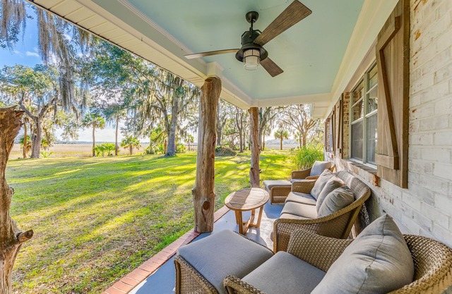 3-BR Ranch House w/docks, pool, and private firepit on Emma's Driftwood Farm