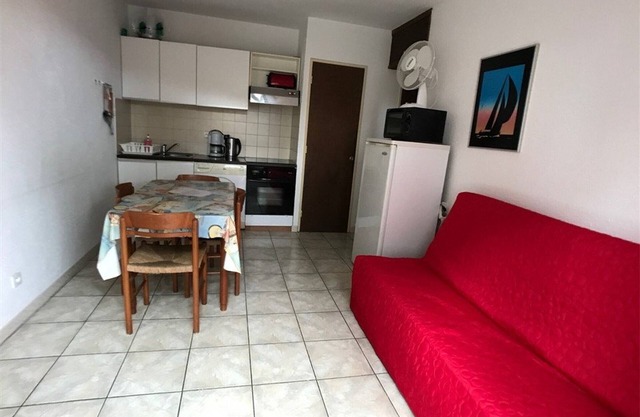 3-BR Sleeps 6, Quiet Area, Terrace, Private Parking, Beach 200m, Shops 400m, Near Aqualand