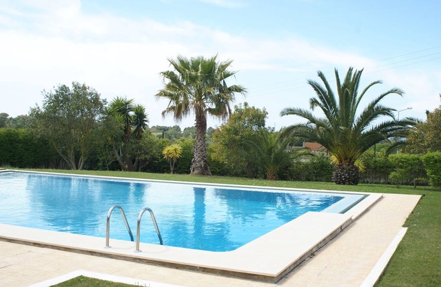 3 km from Sesimbra, comfortable apartment, 12 nearby beaches, swimming pool and garden