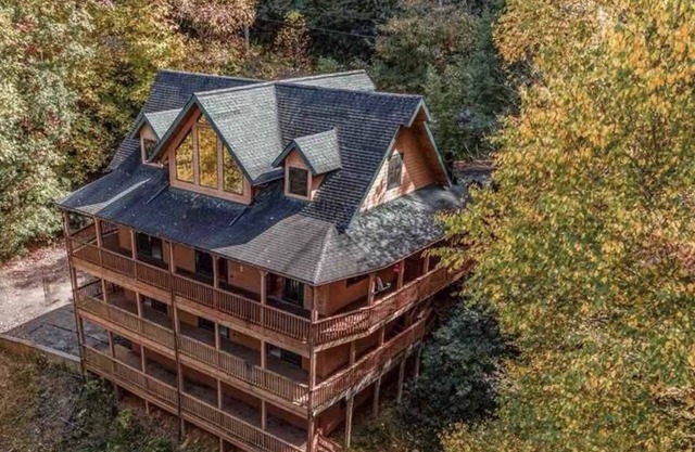 3 level cabin on Mt Mitchell golf course