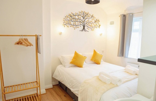 3 Merlin Gardens Modern 2 Bed Bromley House