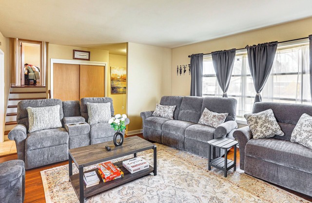 3 Mi to Berkshire Mall: Suburban Stay w/Yard!