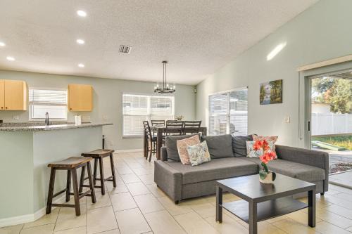 3 Mi to Clearwater Beach Home with Patio and Grill!