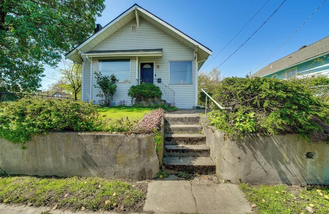3 Mi to Dtwn Seattle: Charming Home w/Deck!