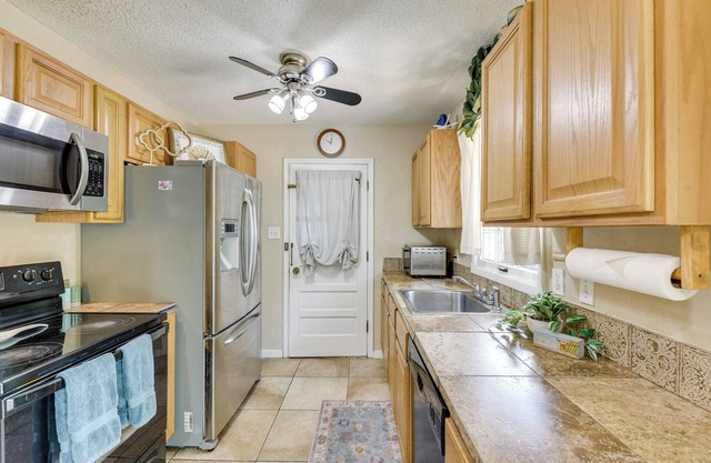 < 3 Mi to Gulf: Family-friendly Retreat w/Yard!