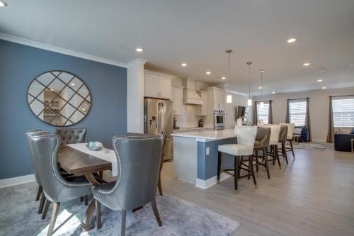 3 Mi to Ocean City Boardwalk Townhome with 2 Decks