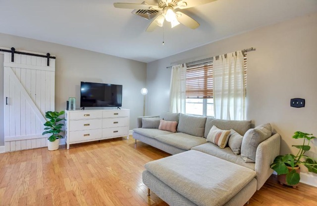 3 Mi to Riverwalk Pet-Friendly Home with Yard!