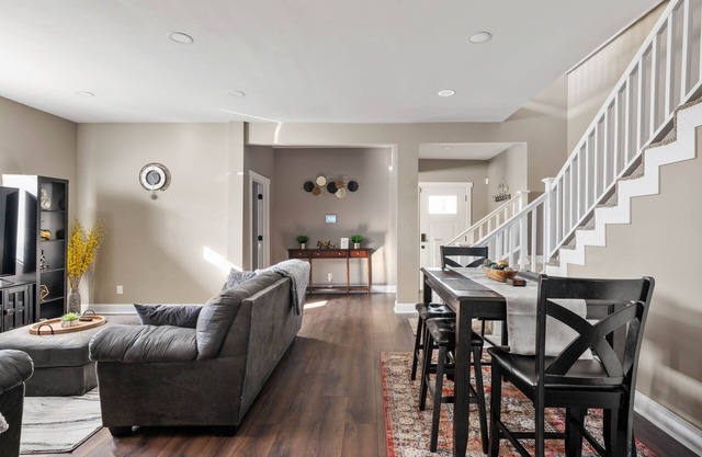 3 Mins to Downtown! Newly Remodel 2BR/2BR W/Jacuzzi & Deck