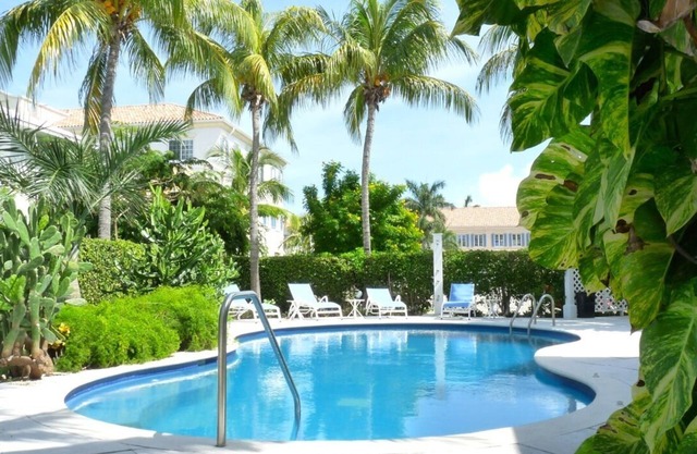 3 minutes to the beach! 1 Bedroom Condo near shopping and Dining