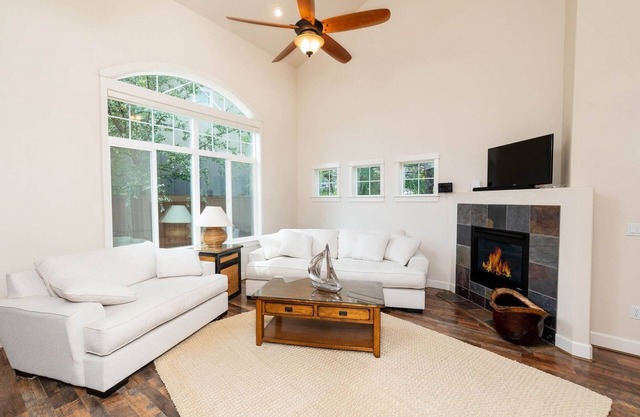 3+ MONTH RENTAL-1.5 Bedroom+ an OFFICE with Wall Bed-minutes to downtown