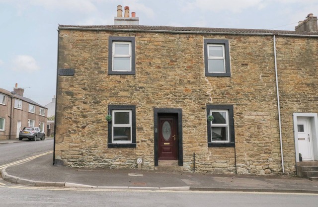 3 NIXON TERRACE, pet friendly in Maryport