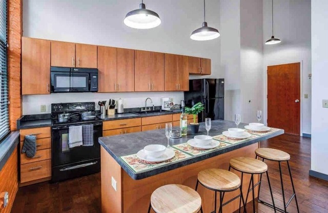 <3> NY Style Centric Loft with King Bed by Park av