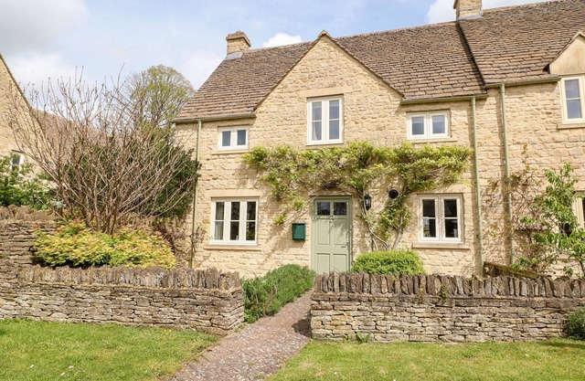 3 PAINTERS FIELD, family friendly in Quenington, Near Cirencester