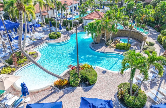 3 Pools, lazy river, walk to 5th ave restaurants!