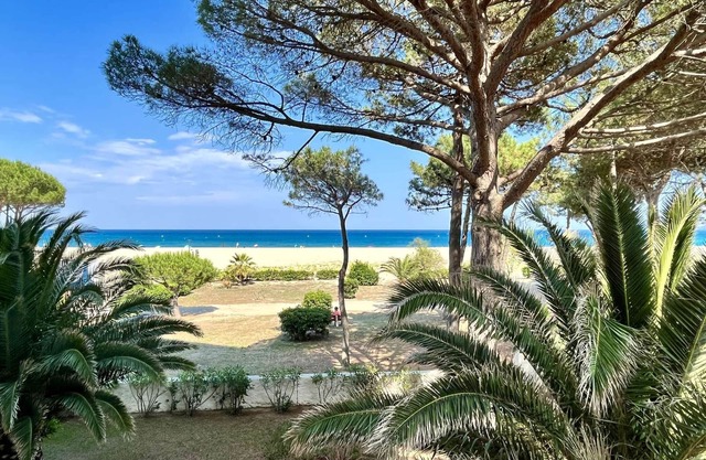 3-room apartment, beachfront, direct beach access, modern amenities